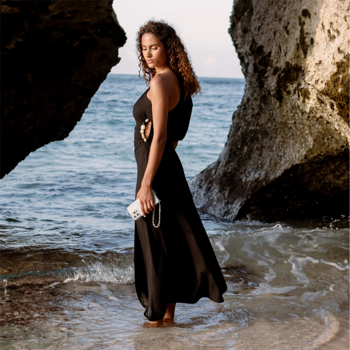 Накладка Uniq для iPhone 16 Pro COEHL Lumino (MagSafe), Rose Gold (IP6.3P(2024)-LUMMRGLD). Фото 5